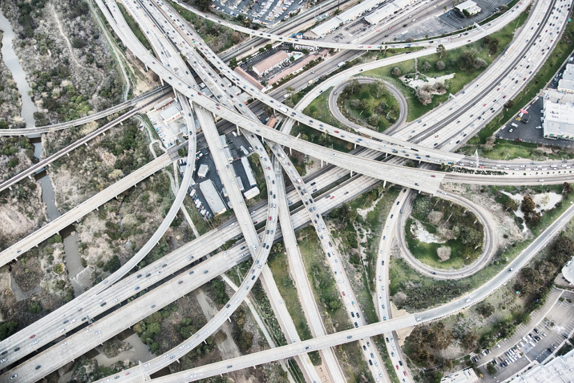 Fotografi av en trafikkmaskin der to store hovedveier møtes i California, USA. Fotografiet er tatt ovenfra og viser hvordan hoved- og tilførselsveier er koblet sammen.