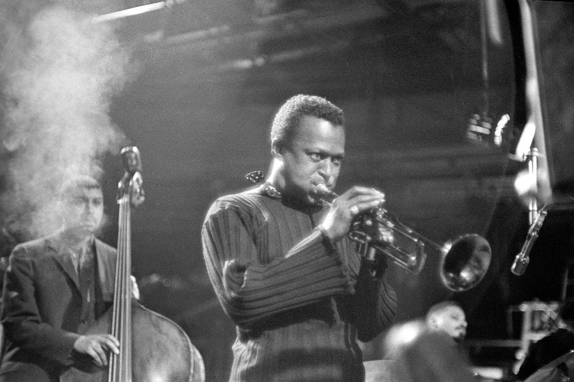 jazz sjanger artist trompetist Miles_Davis Kapittel_6:_Å_skrive_om_musikk